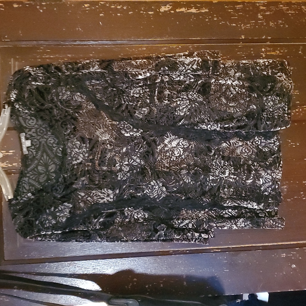 Roz & Ali Black and Tan  Patterned Top